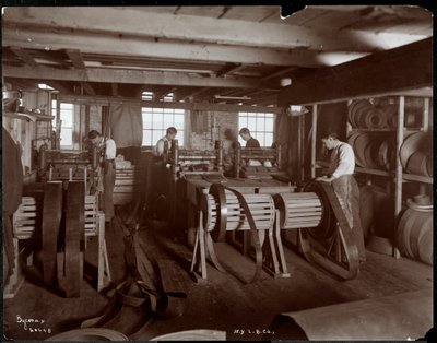 Innenansicht von Männern, die mit Leder arbeiten, bei der New York Leather Belting Co., New York, 1905 von Byron Company